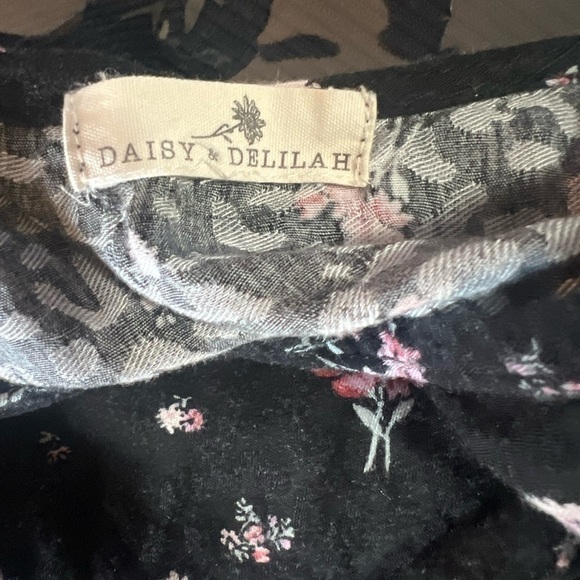 Daisy and Delilah Kristen Ruched Top Size L - Picture 6 of 7